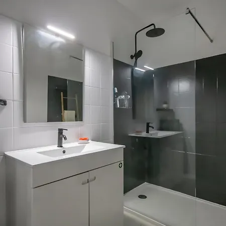 Cozy With Balcony In * البوفيرا